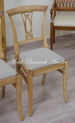 Sedia classica in noce massello verniciato chiaro anticato con seduta imbottita e rivestita con tessuto